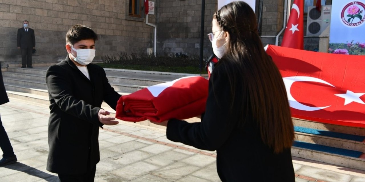 18 Mart’ta Çanakkale’de Göndere Çekilecek Türk Bayrağı Isparta’ya Ulaştı