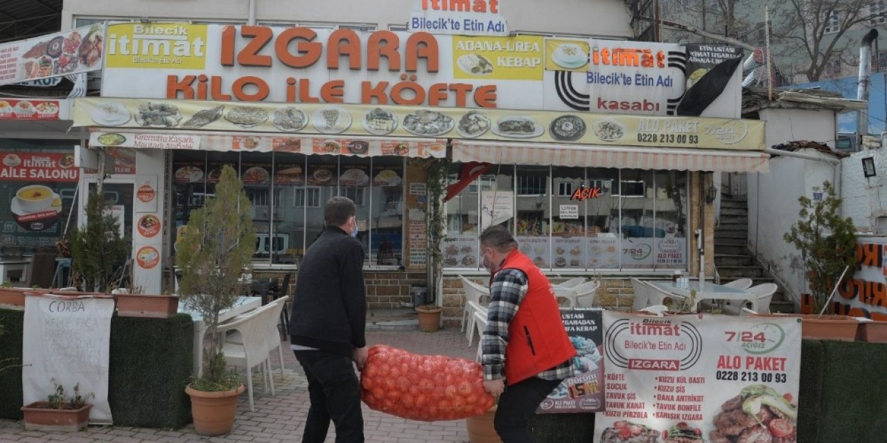 Bağışlanan Soğanlar Esnaf Ve Vatandaşlara Dağıtıldı