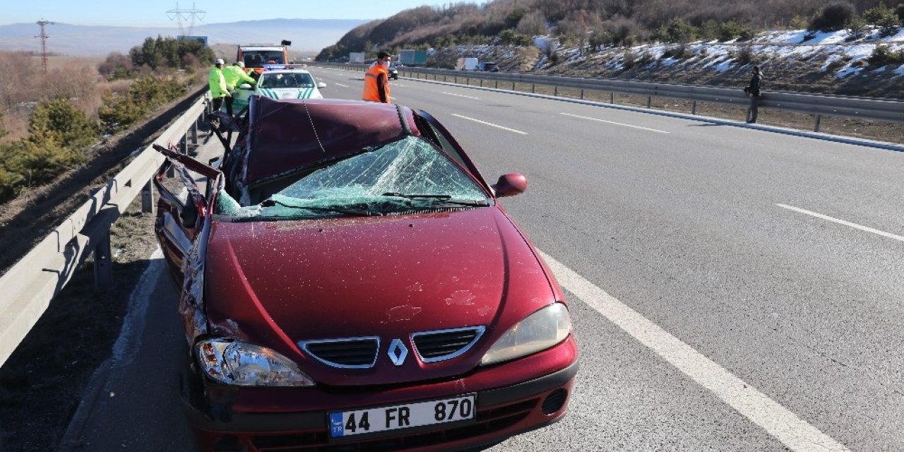Tem’de Tıra Çarpan Otomobil Hurdaya Döndü: 1 Yaralı