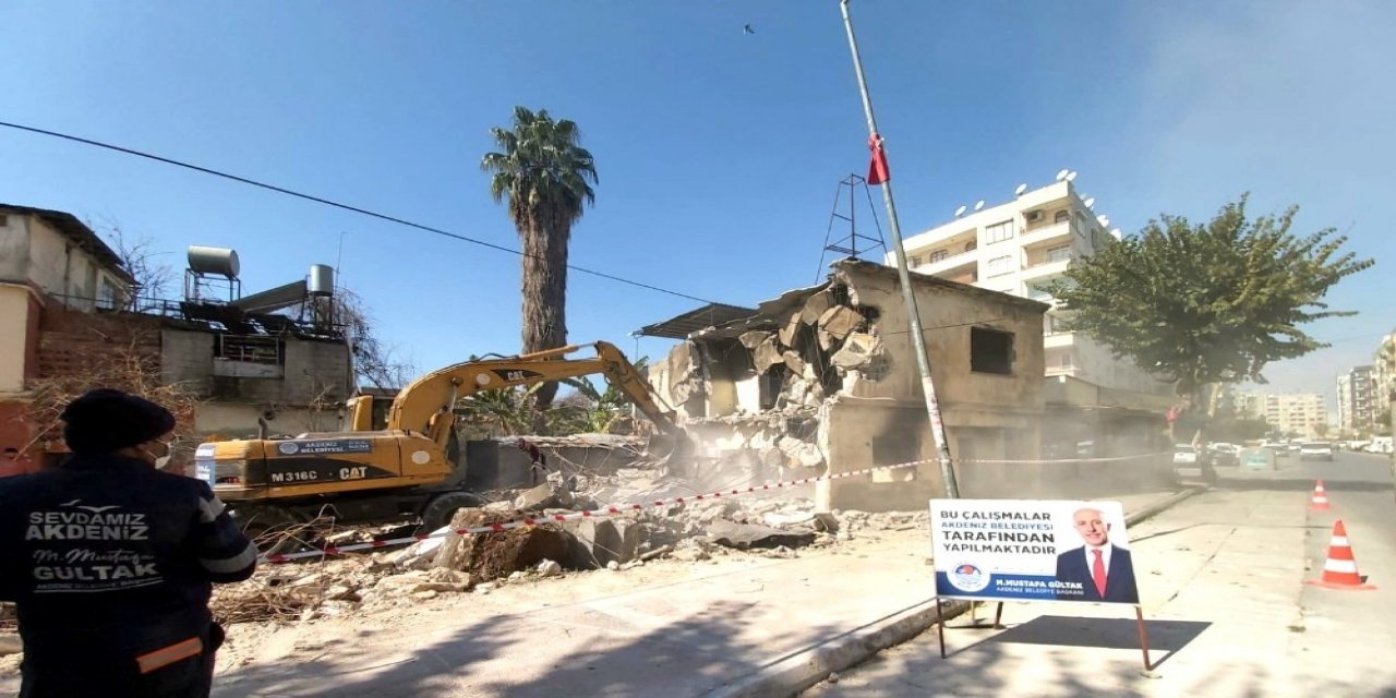Akdeniz’de Metruk Bina Kontrollü Şekilde Yıkıldı