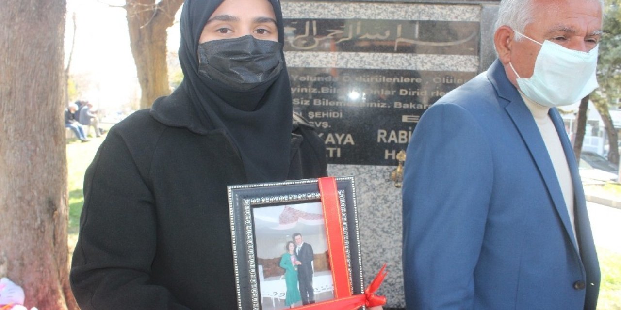 Şehit Eşinin Adına Çeşme Yaptıran Eşe Anlamlı Fotoğraf