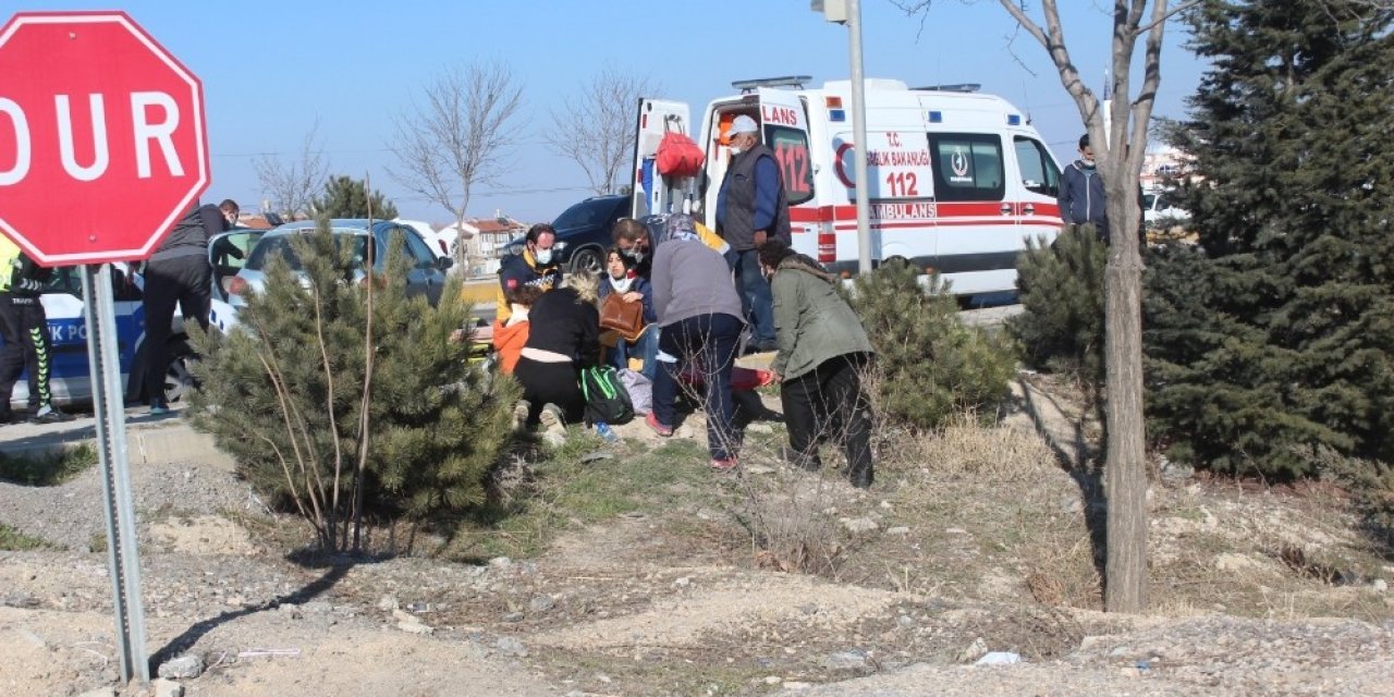 Kavşakta Çarpışan Otomobillerde 4 Kişi Yaralandı