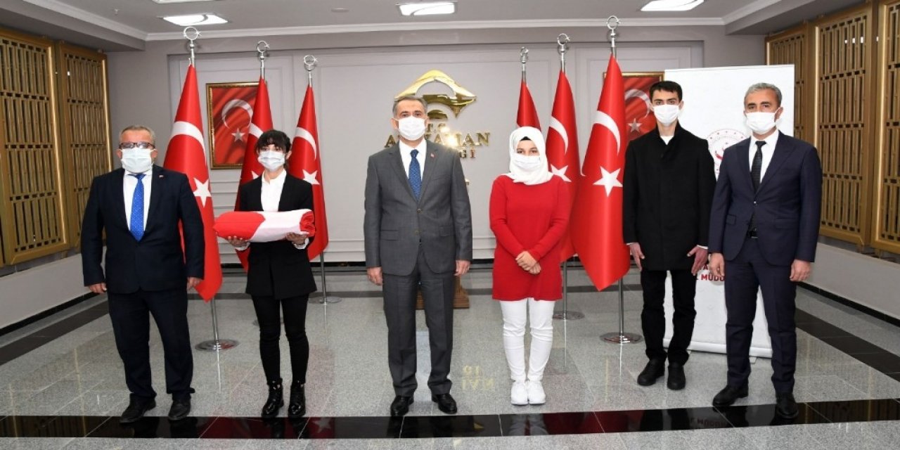 Okuduğu İ̇stiklal Marşı İle Duygusal Anlar Yaşattı
