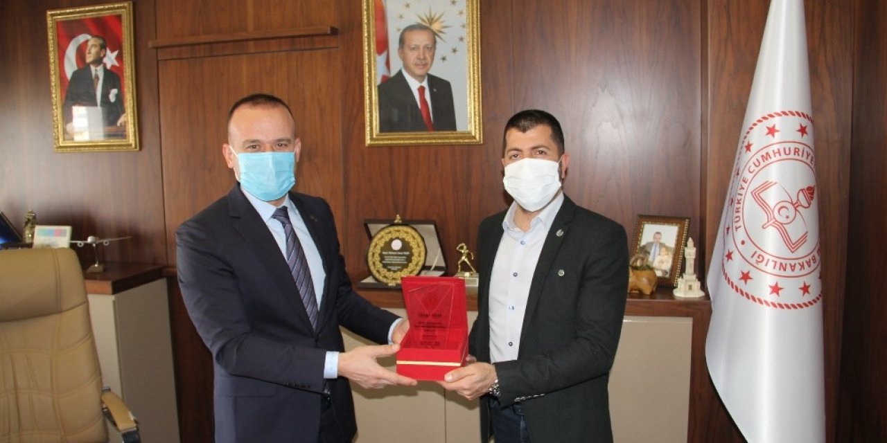 Ağrı Milli Eğitim Müdürü Tekin’den Yeşilay Ağrı Şubesine Teşekkür Plaketi