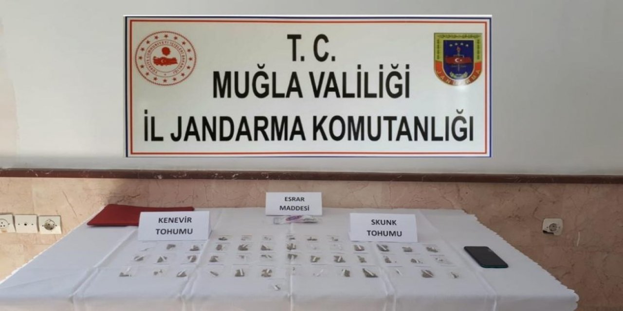 Davranışlarından Şüphelenilen Şahsın Evinde 55 Paket Hint Keneviri Ve Esrar Bulundu