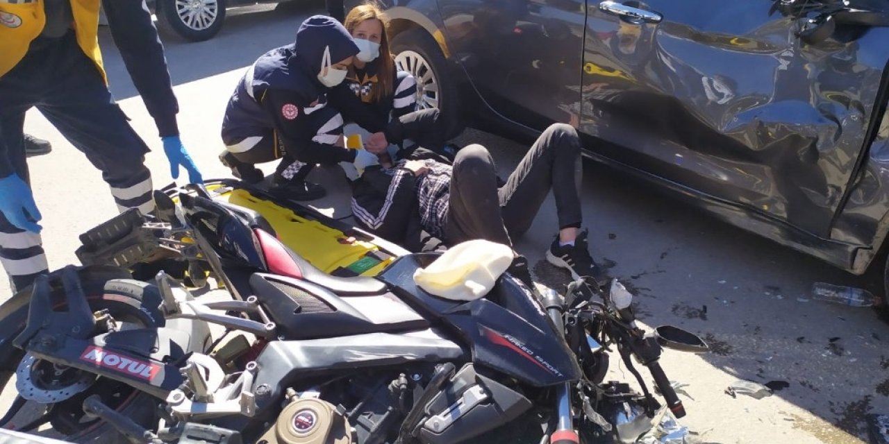 Motosiklet, Otomobile Çarptı: 2 Yaralı