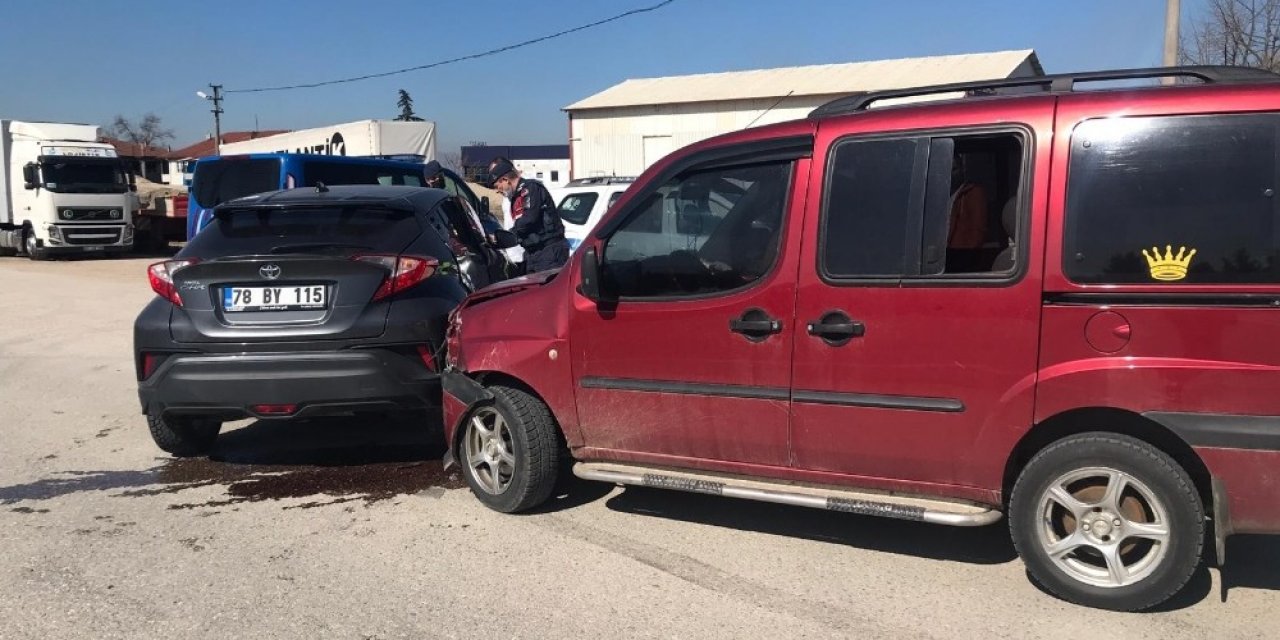 Otomobil İle Hafif Ticari Aracın Karıştığı Kazada 1 Kişi Yaralandı
