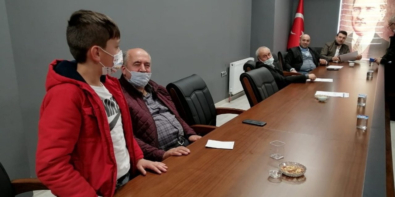 11 Yaşındaki Çocuk Belediye Meclis Toplantısında Mahallesindeki Köpekleri Şikayet Etti