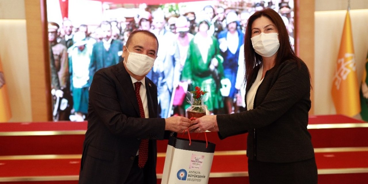 Başkan Böcek’ten Kadın Personele Çiçekli Kutlama