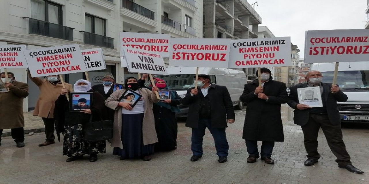 Vanlı Anneler Evlatları İçin Hdp İl Binasına Yürüdü