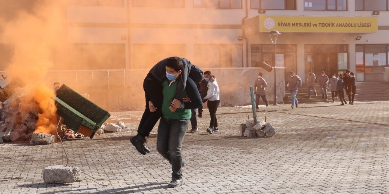 Okulda Deprem Tatbikatı Gerçeğini Aratmadı
