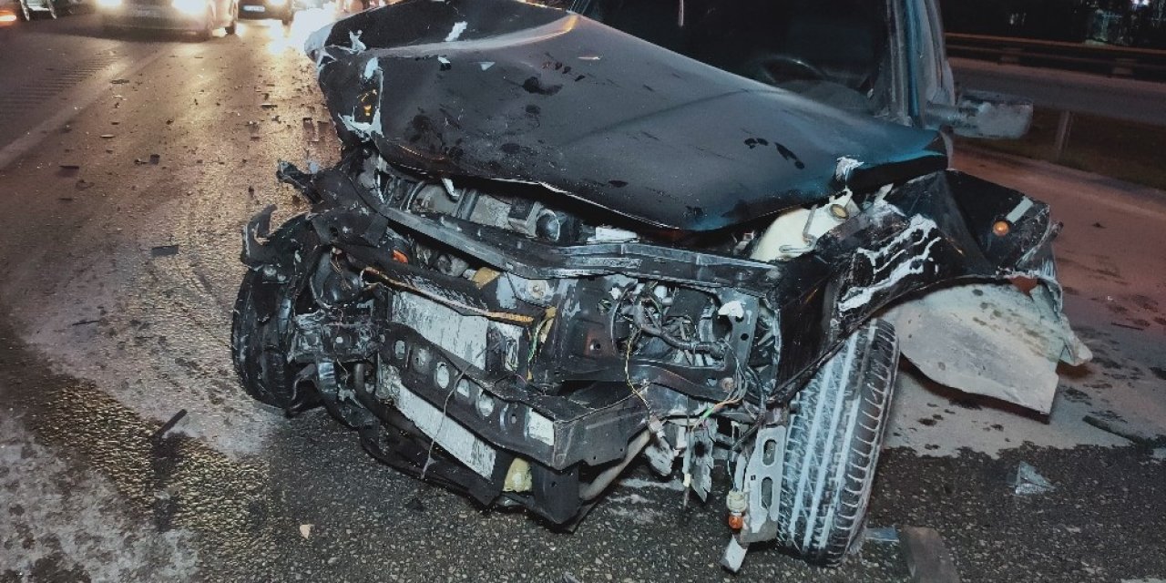Kontrolden Çıkan Otomobil Önce Bariyere Sonra Tıra Çarptı: 1 Yaralı