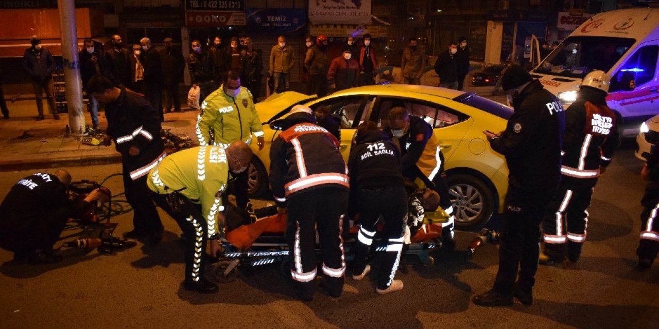 Ticari Taksi Aydınlatma Direğine Çarptı Araçta Sıkışan Sürücü Feci Şekilde Can Verdi