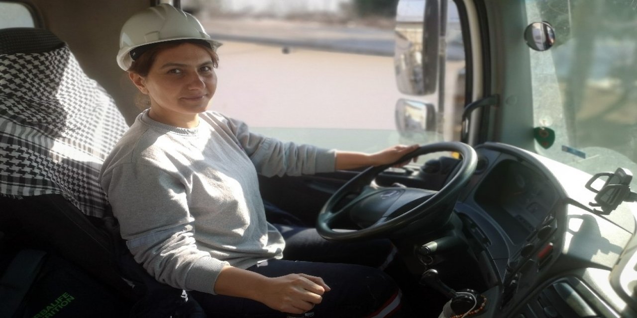 elinin Hamuru İle 12 Tonluk Beton Mikseri Kullanıyor