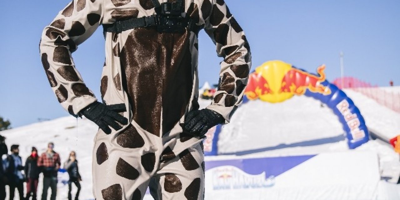 Red Bull Kar Havuzu Filminde Ünlü İsimler Buz Gibi Suyla Dolu Havuza Atladılar