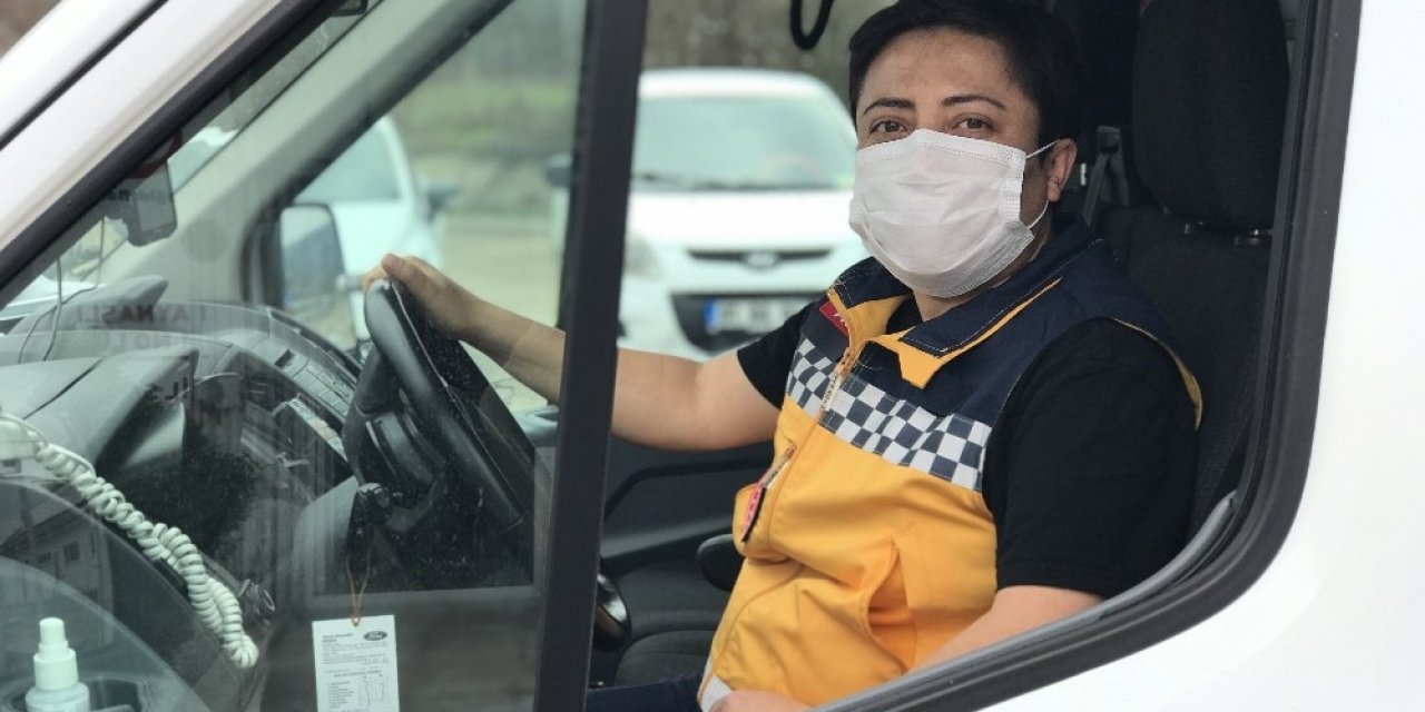 Kadın Ambulans Şoförü Erkek Meslektaşlarına Parmak Isırtıyor