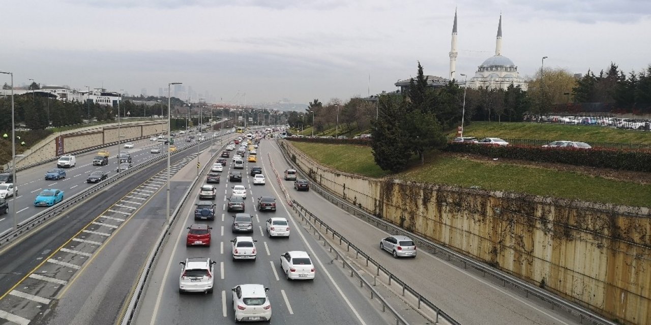 İ̇stanbul’da Cumartesi Günü Kısıtlamanın Kalkmasıyla Trafik Yoğunluğu Oluştu