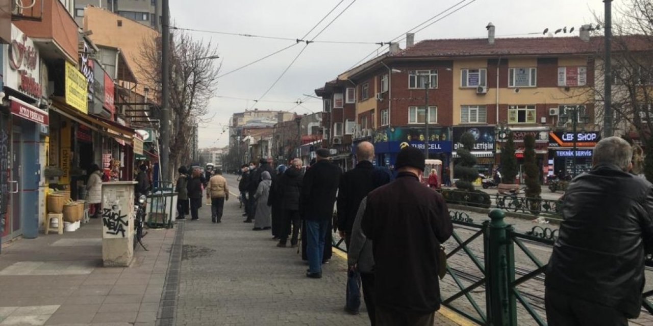 Yasaksız İlk Hafta Sonundan Alışveriş Kuyruğu