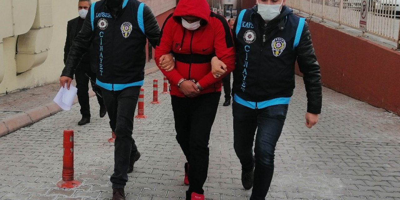 Cinayet Dedektifleri 200 Saatlik Güvenlik Kamerasını İzleyerek Boşandığı Eşini Öldüren Şahsı Yakaladı