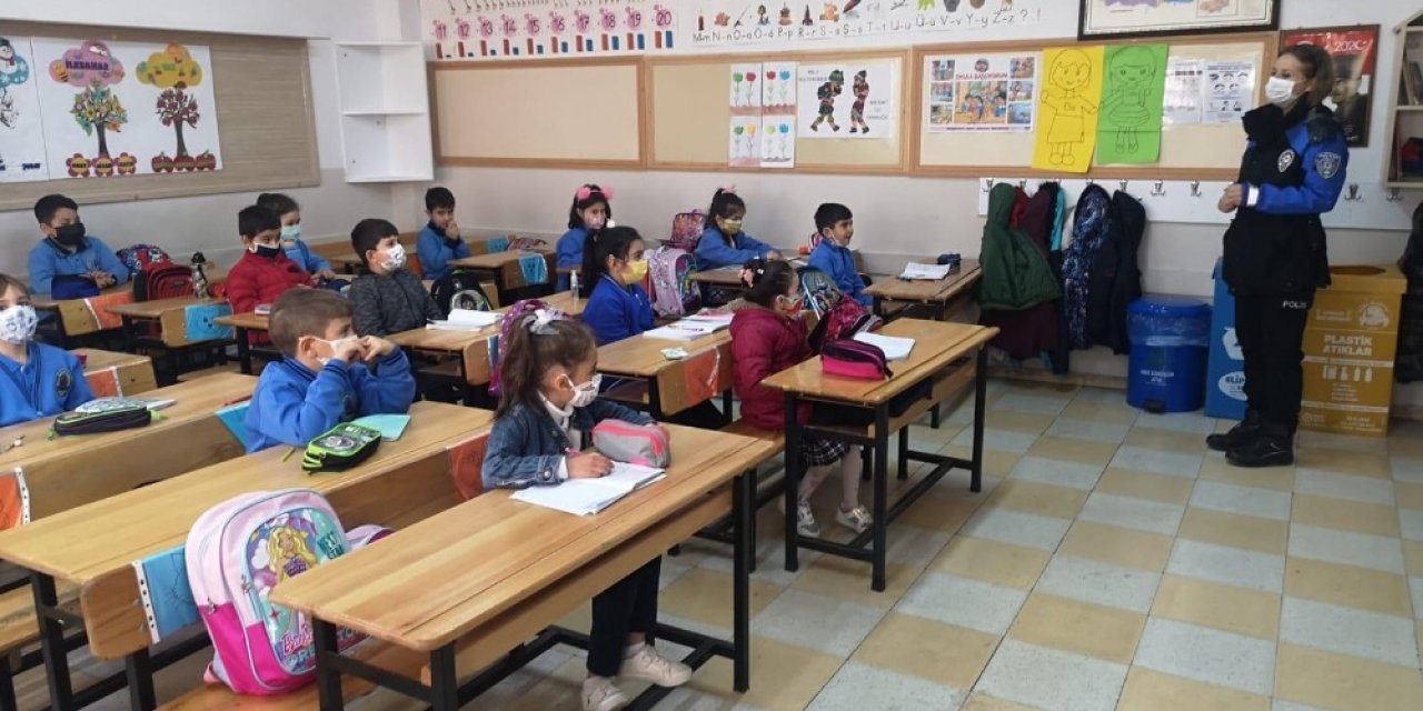 Polisler, Öğrencileri Korona Virüs Konusunda Uyardı