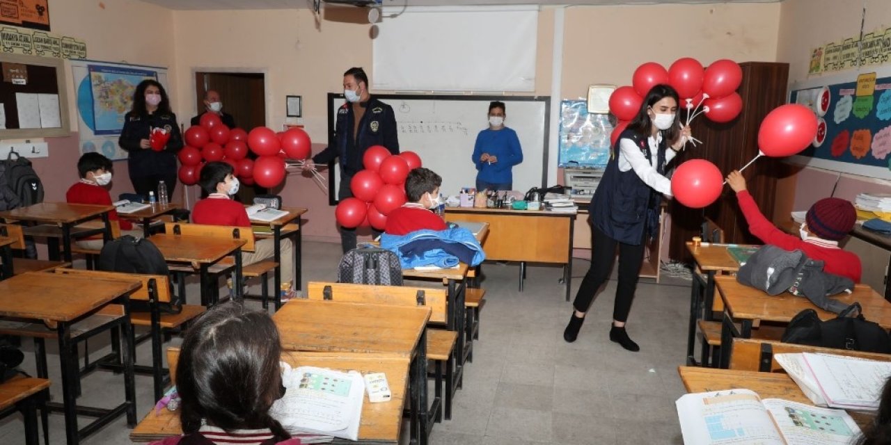 Polislerden Çocuklara Balon