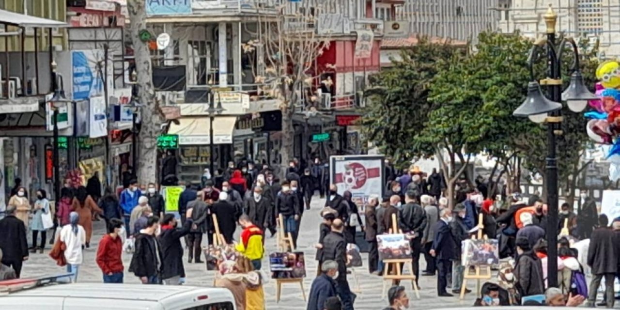 Malatya Caddelerinde Aylar Sonra Hafta Sonu İnsan Yoğunluğu