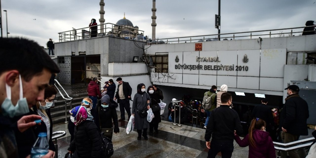 Kısıtlamasız İlk Cumartesinde Vatandaşlar Eminönü’ne Akın Etti