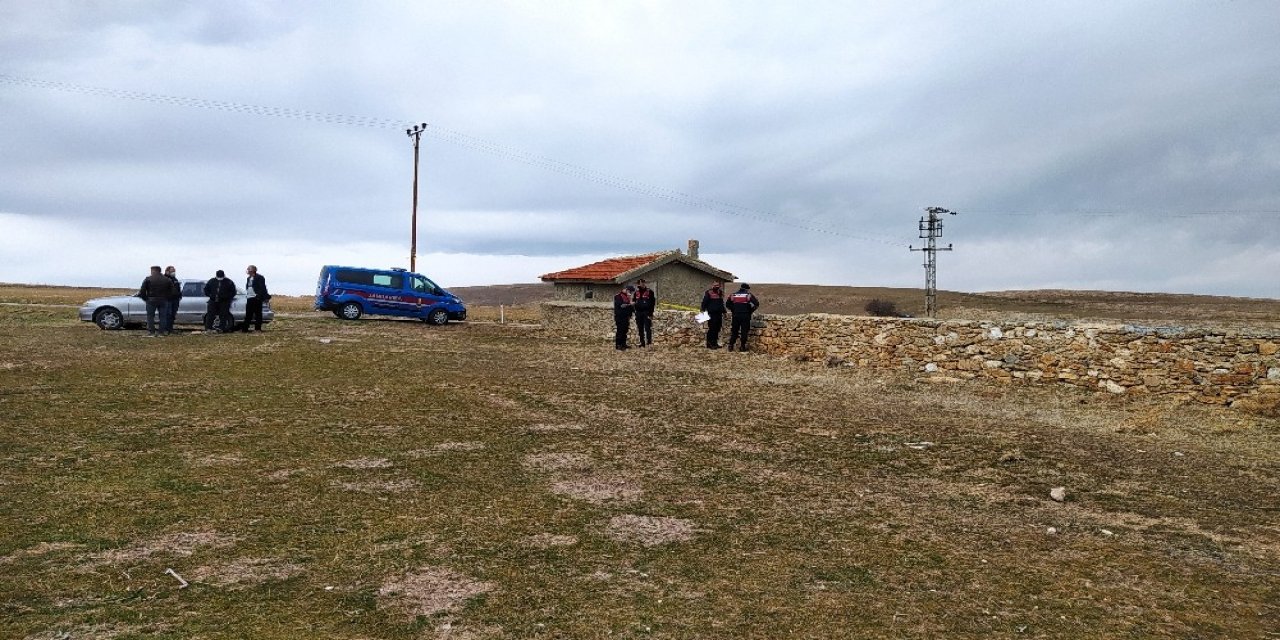 Mahalle Mezarlığında Ölü Bulundu
