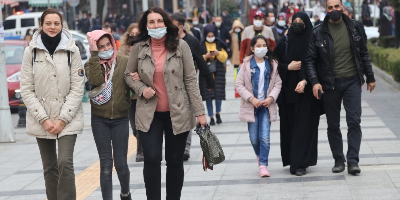 Cumartesi Kısıtlaması Kalktı, Vatandaşlar Sokakları Doldurdu