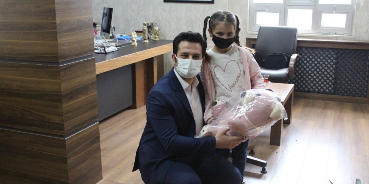 Kaymakamdan Minik Cemre’ye Hediye