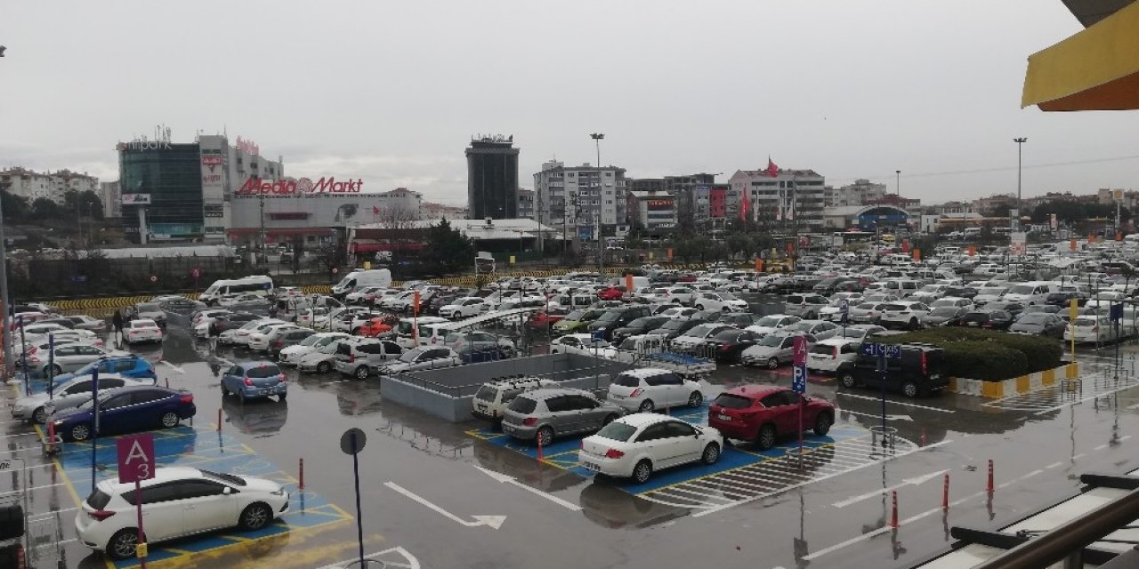 Bursa’da Avm’ler Doldu Taştı