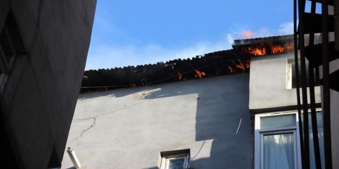 Hakkari’de Binanın Çatı Katıda Çıkan Yangın Korkuttu