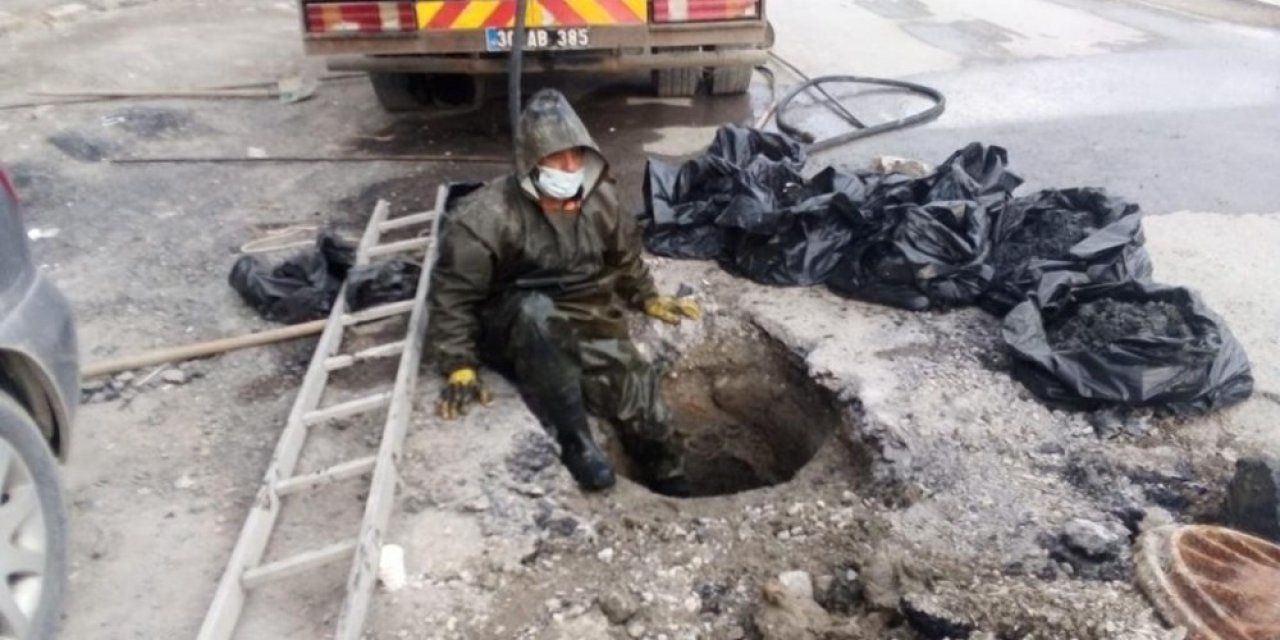 Kanalizasyon İşçilerinin Fedakâr Çalışması