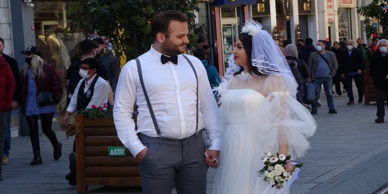 Gelinlik Ve Damatlıkla İ̇stiklal Caddesi’ne Gelen Çift Renkli Görüntüler Oluşturdu