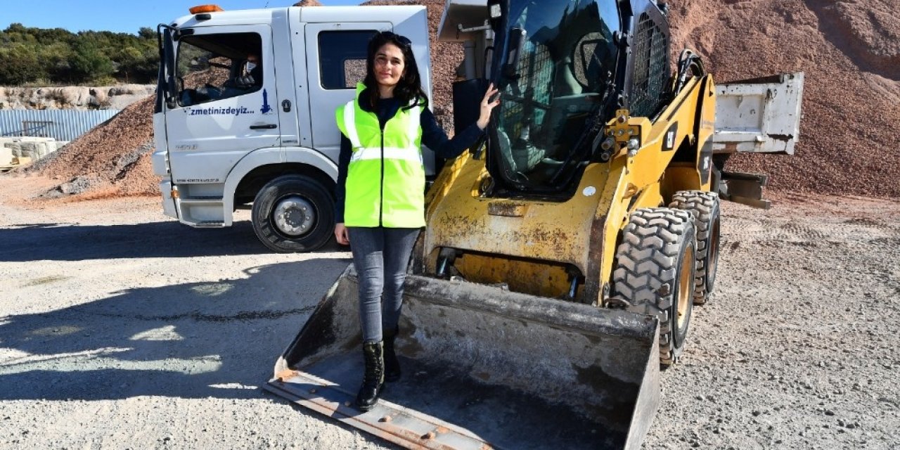 Önyargıları Kırdı, Şantiyedeki Tek Kepçe Operatörü Oldu