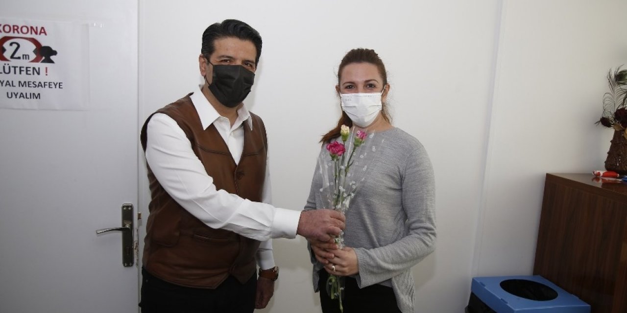 Başkan Genç’ten Kadın Personellere Karanfil