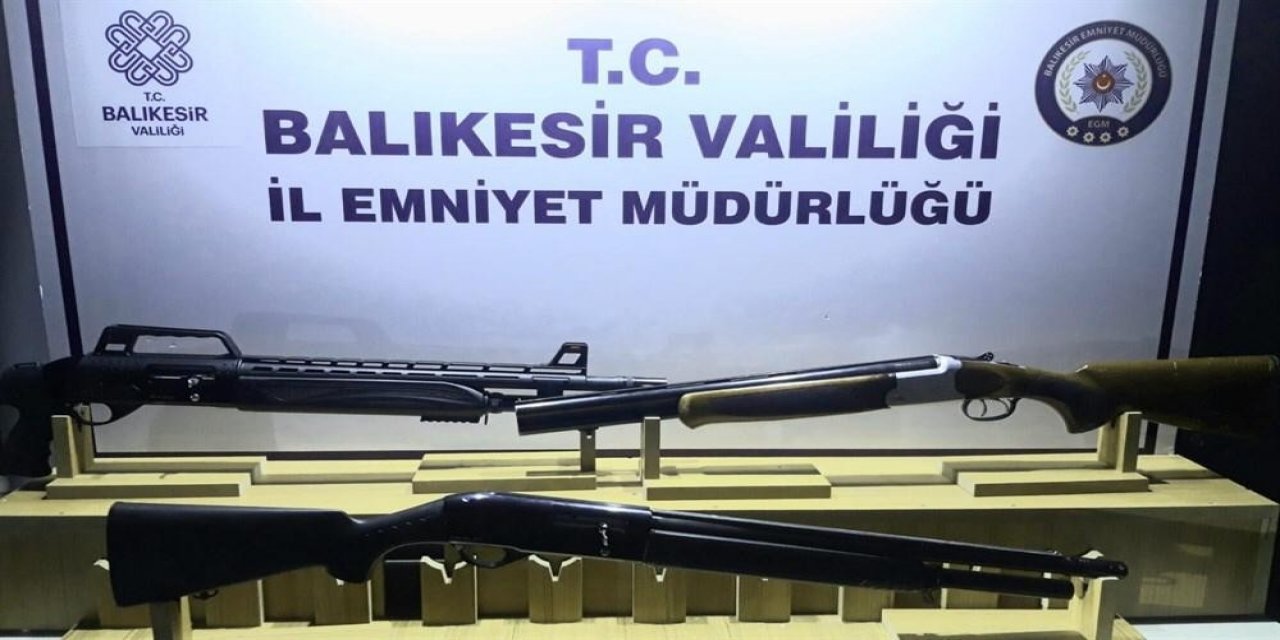 Balıkesir’de Polis 2 Aranan Şahsı Yakaladı