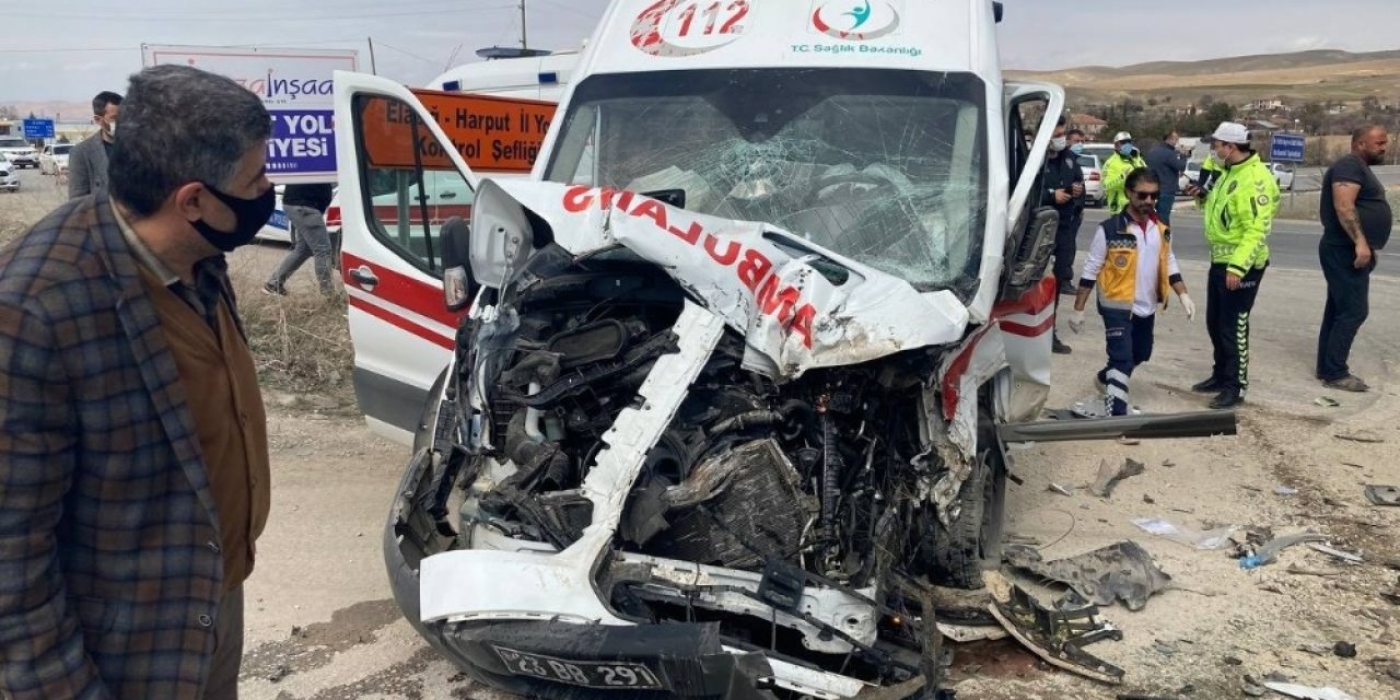 Yaralıları Taşıyan Ambulans, Beton Mikserine Çaptı: 3’ü Sağlıkçı 5 Yaralı