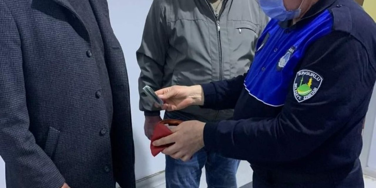 Yolda Bulduğu Para Dolu Cüzdanı Sahibine Teslim Etti