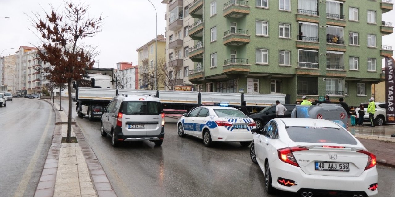 Tırı Park Etmek İsterken Park Halindeki Otomobile Çarptı
