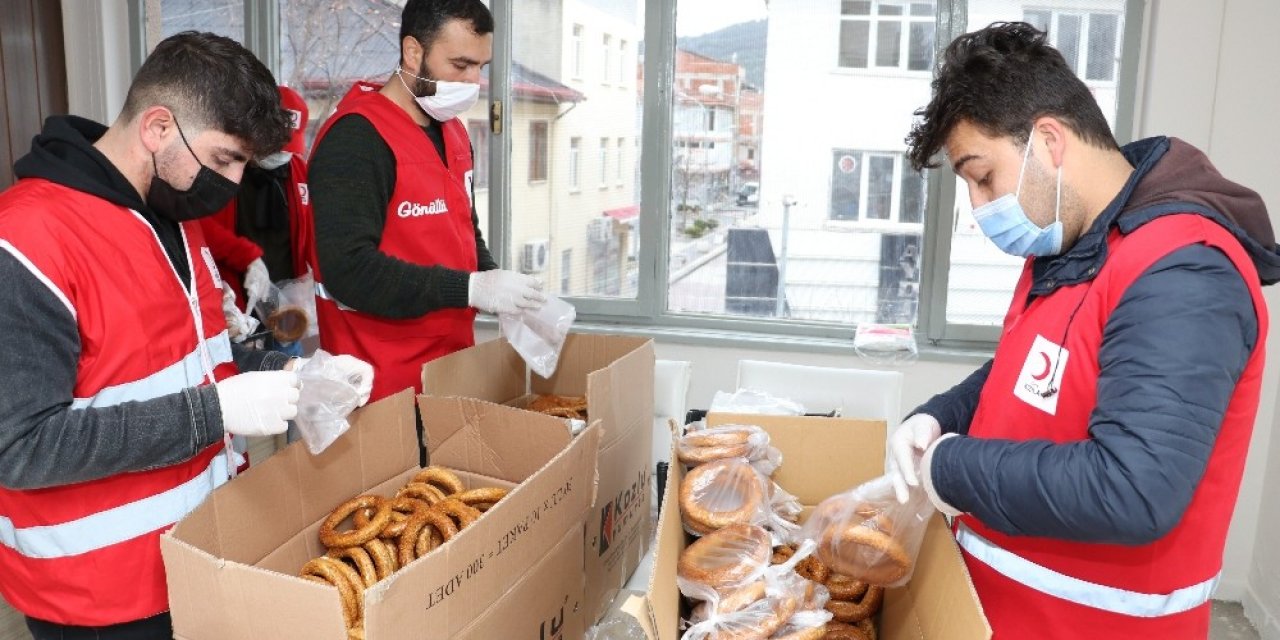 Kızılay Gönüllüleri Taşova’ya Çıkartma Yaptı