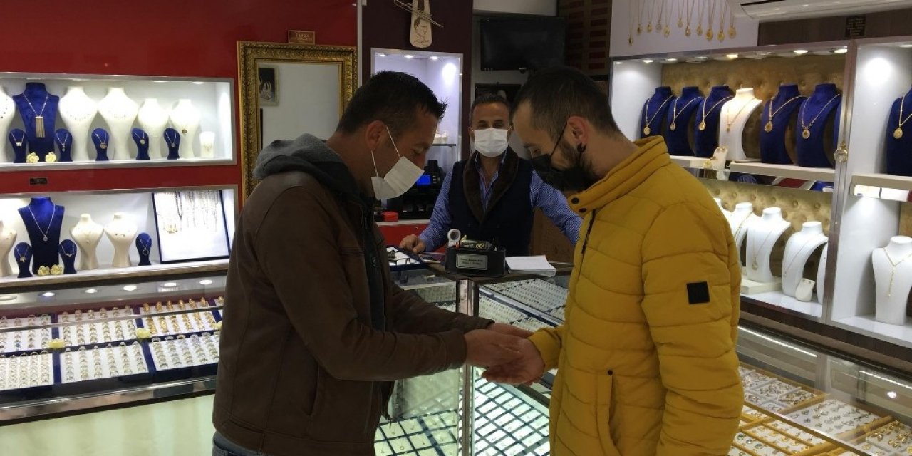Bayrağımızın Simgesi Yerden Kaldırmak İçin Aldığı Kolye Altın Çıktı