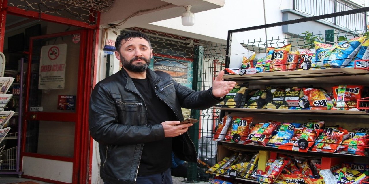Cips Standını Rüzgara Kaptıran Marketçi: "i̇zledikçe Gülüyorum"