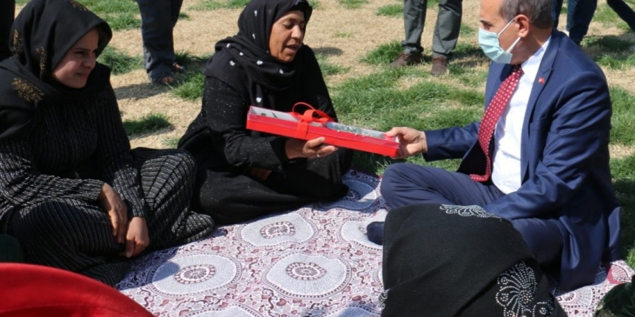 Yalçınkaya Kadınlara Karanfil Dağıttı