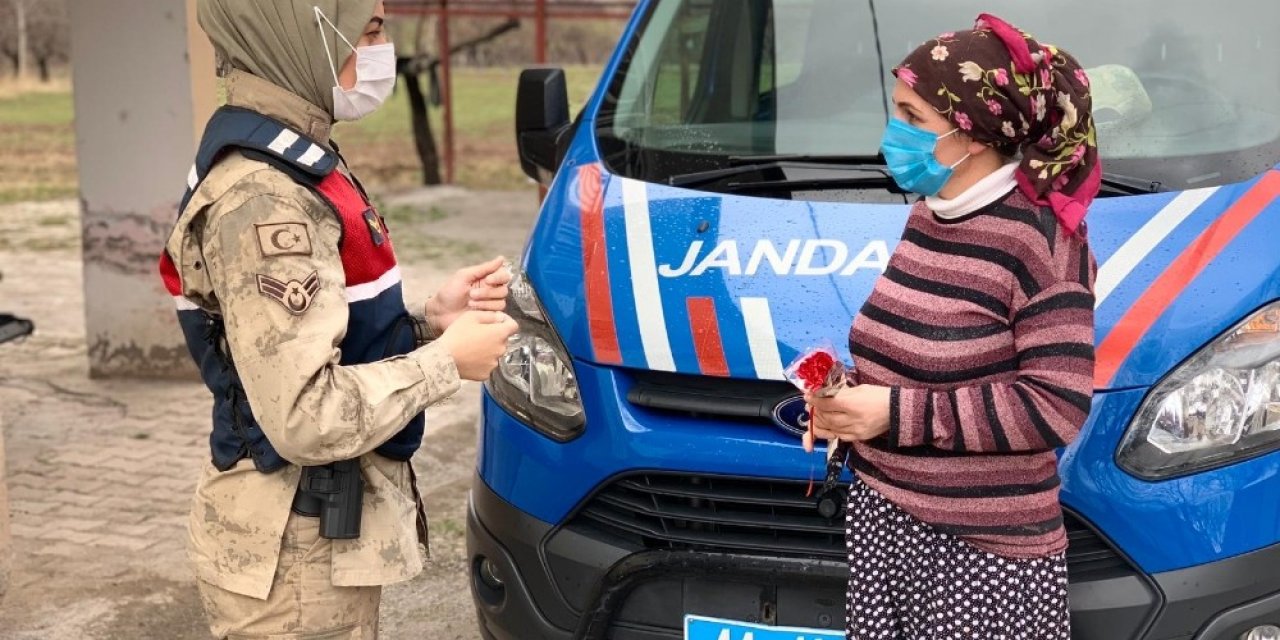 Malatya’da Jandarma Görevlileri, Şiddet Mağduru Kadınları Unutmadı