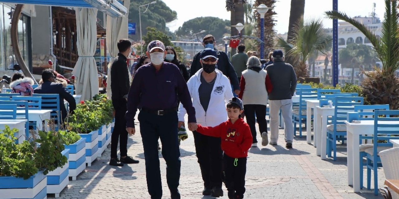 Kuşadası Kısıtlamasız İlk Pazarı Yoğun Geçirdi
