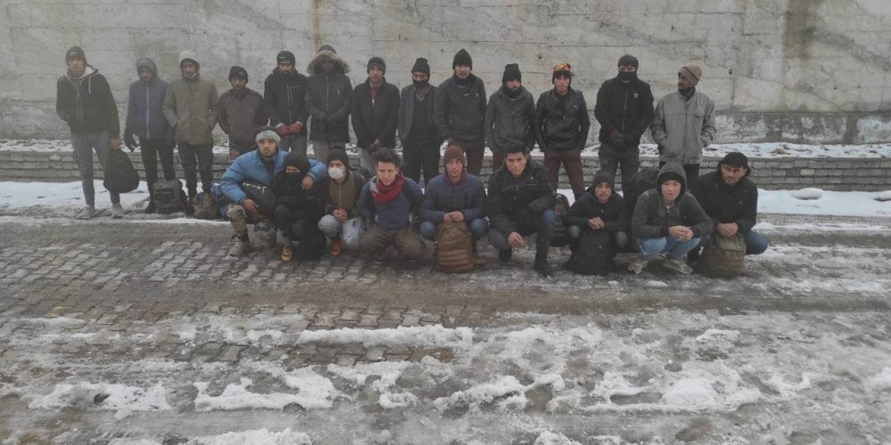 Başkale’de 22 Düzensiz Göçmen Yakalandı