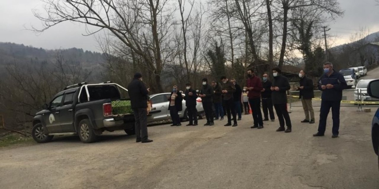 Annelerinin Cenaze Namazını Kontrol Noktasında Kıldılar