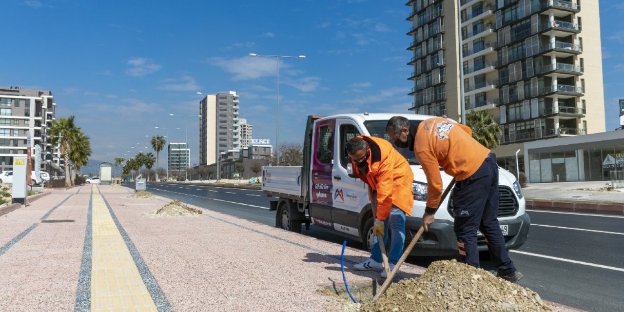 Mersin’de Kaldırımları Hem Yeniliyor Hem Yeşillendiriliyor