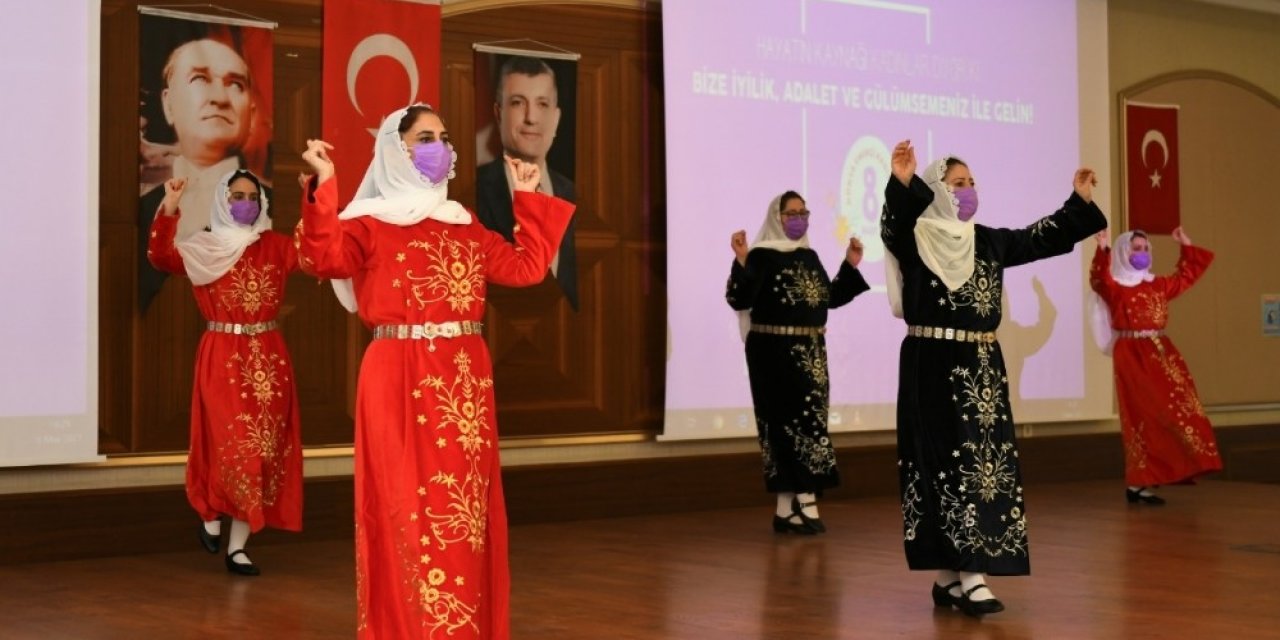 Kadın Müdürlerden 8 Mart’a Özel Halk Oyunları Gösterisi